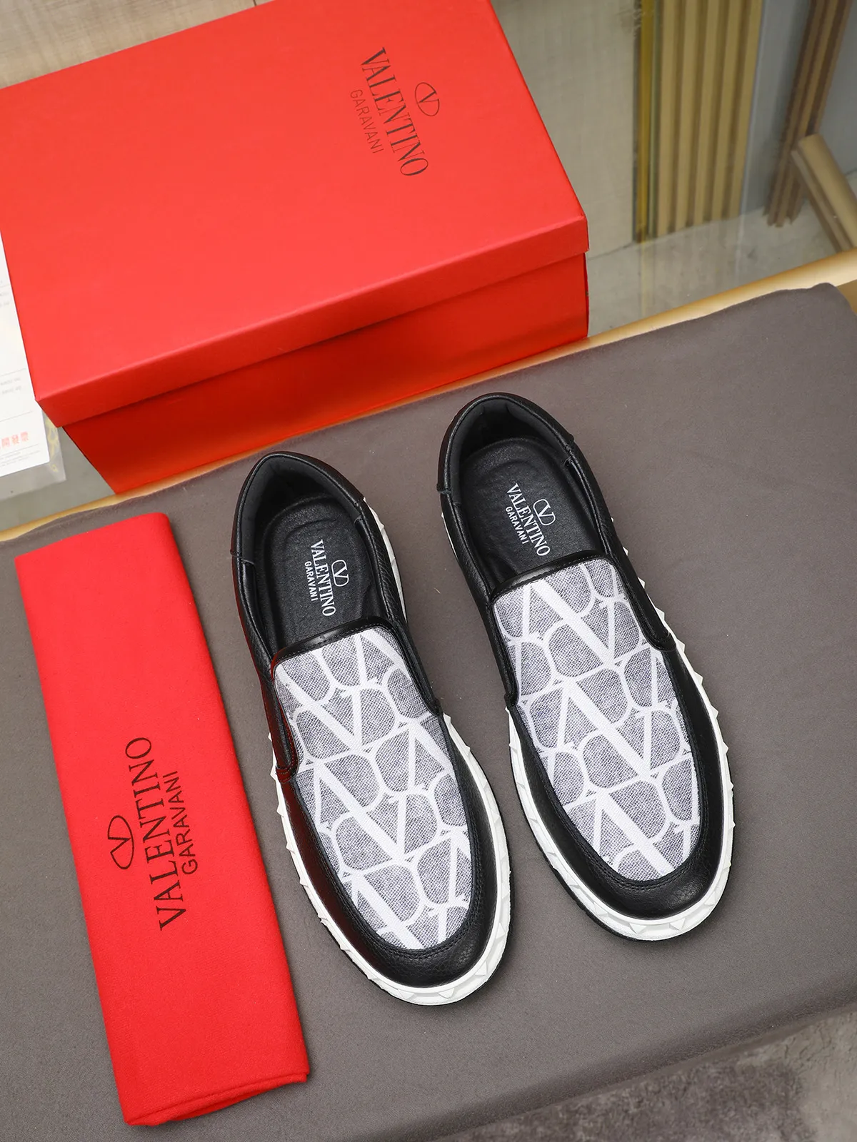 Men's shoes 💰440 Valentino "VALENTINO" hot sale ❤️ Counters ship at the same time 1:1 👏 Imported cowhide + waterproof fabric + leather lining 🐂 Casual fashion shoes Exquisite workmanship Original original outsole 38-44 (45 customized, non-refundable)